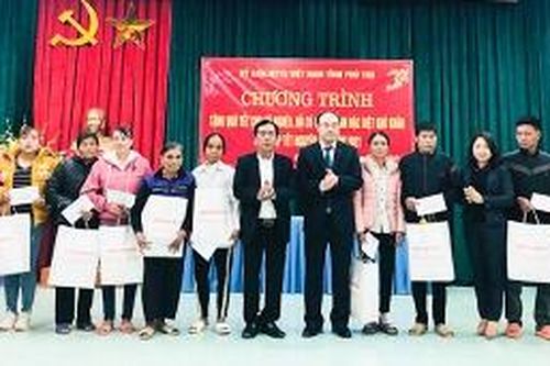 Thăm, tặng quà gia đình chính sách, hộ nghèo tại Tân Sơn