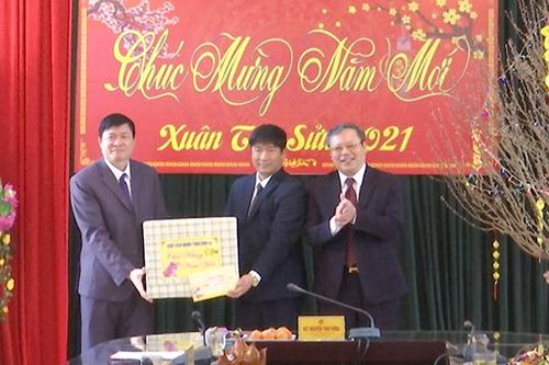 Đồng chí Chủ tịch HĐND tỉnh chúc Tết huyện Mai Sơn