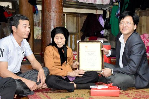 Tặng quà người cao tuổi huyện Lâm Bình