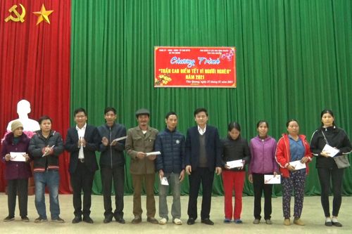 Tặng quà các hộ nghèo, cận nghèo
