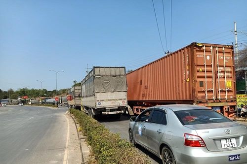 Quảng Trị: Nguy cơ mất an toàn giao thông trên Quốc lộ 9 đoạn qua thị trấn Lao Bảo