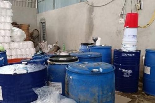 Thanh Hóa: Đột kích xưởng lớn làm giả nước tẩy rửa thương hiệu nước ngoài
