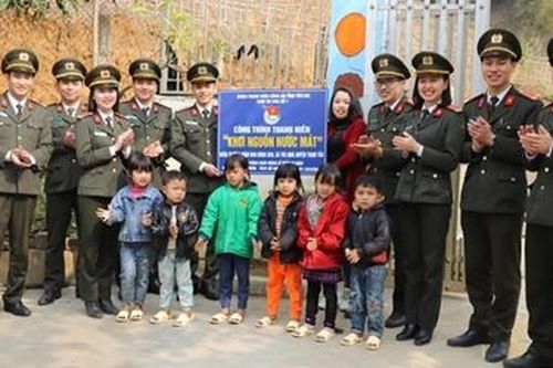 Tặng quà cho các em học sinh tại các điểm trường đặc biệt khó khăn