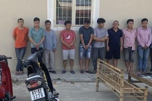 Nhóm tài xế tổ chức 'xóc đĩa ăn tiền' khi chờ làm thủ tục xuất cảnh