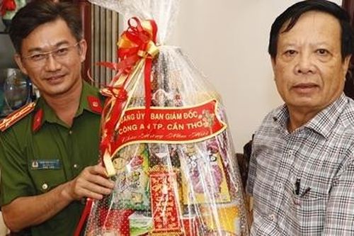 Công an TP Cần Thơ chúc Tết các đồng chí nguyên lãnh đạo qua các thời kỳ