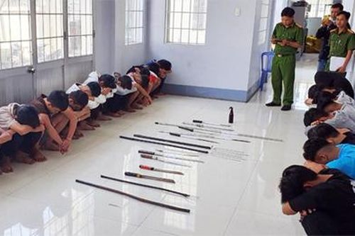 Mâu thuẫn khi chơi game, 40 thanh niên cầm hung khí chém nhau