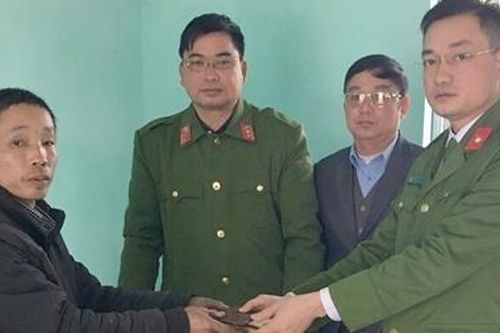 Công an xã trả lại 12 triệu đồng cho người đánh rơi