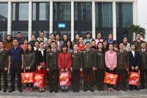 Trao quà Tết cho cán bộ, đoàn viên và người lao động có hoàn cảnh khó khăn