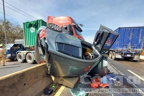 Xe container tông lật ô tô 4 chỗ, nhiều người kêu cứu