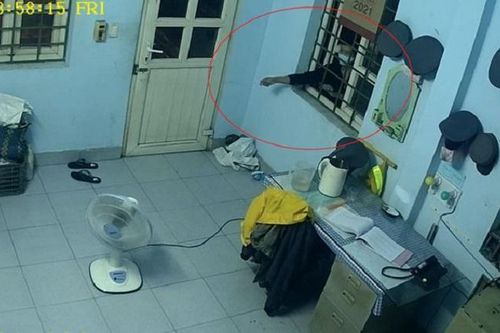 Dùng mắc áo mở khóa cửa, trộm điện thoại trong 2 phút