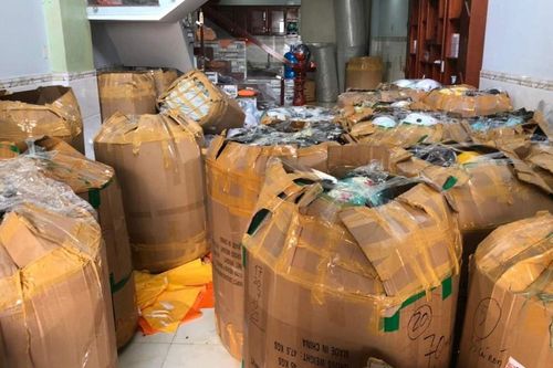Thành phố Hồ Chí Minh: Tạm giữ hơn 4.000 mũ bảo hiểm nghi giả nhãn hiệu