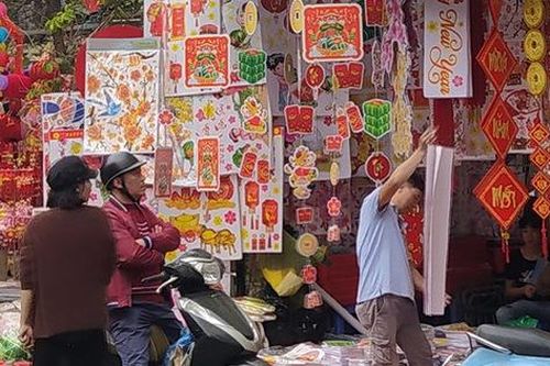 Hà Nội: Tiểu thương phố Hàng Mã tất bật những ngày sát Tết