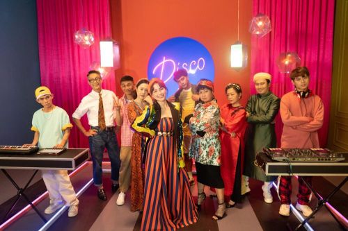 Hòa Minzy 'quậy' hết mình cùng 'siêu sao đếm số' Sô Y Tiết trong MV chào Tết Tân Sửu