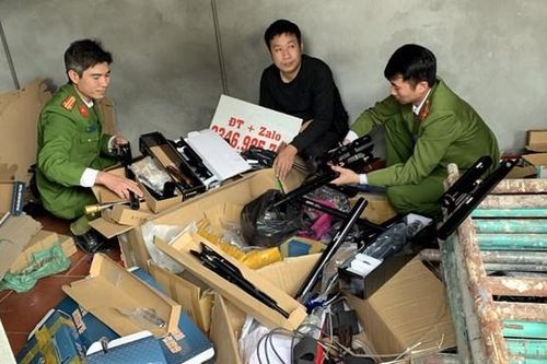 Bắt đối tượng tàng trữ, mua bán hơn 1,5 nghìn linh kiện súng hơi