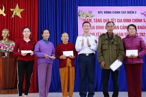 Bộ tư lệnh Vùng Cảnh sát biển 2 trao quà Tết cho người nghèo