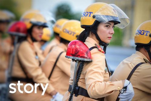 Nữ CSGT dẫn đoàn tại Đại hội Đảng XIII