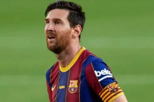 Messi rê qua thủ môn rồi sút ra ngoài