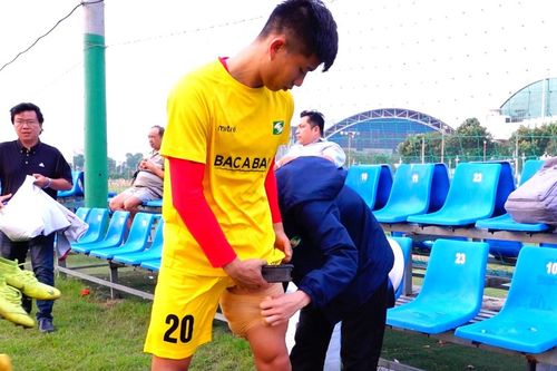 Phan Văn Đức chườm đá sau buổi tập dù vận động nhẹ
