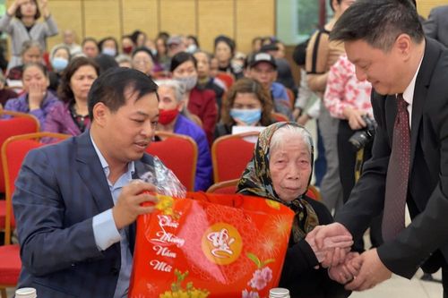 Quận Hoàn Kiếm tặng quà gia đình chính sách, hoàn cảnh khó khăn dịp Tết Nguyên đán 2021