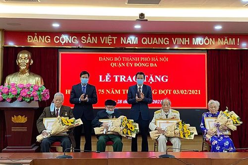Quận Đống Đa có 522 đảng viên được nhận Huy hiệu Đảng đợt 3/2