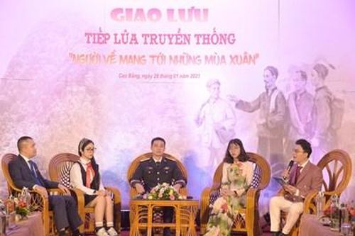 Giao lưu tiếp lửa truyền thống 'Người về mang tới những mùa Xuân'