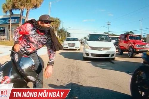 Mắng chửi xe máy nẹt pô, tài xế ô tô bị đánh hội đồng dã man