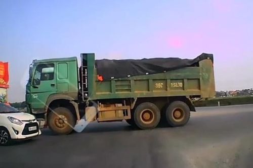 Xe ben cố tình đi ngược chiều còn đâm thẳng về phía xe ô tô đi đúng chiều đầy thách thức