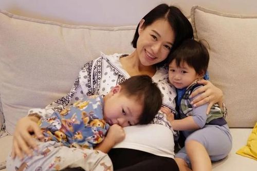 Bà bầu Hồ Hạnh Nhi rạng rỡ khoe ảnh hạnh phúc cùng các con