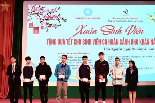 ĐH Thái Nguyên: Tặng 100 suất quà tết cho sinh viên có hoàn cảnh khó khăn