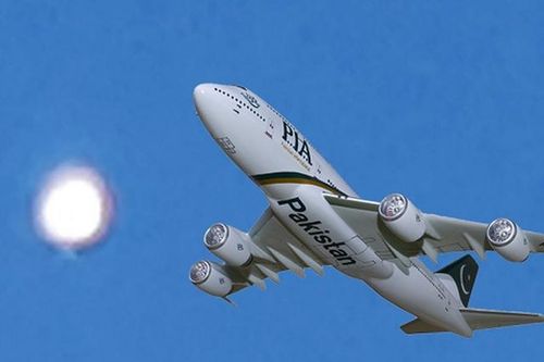 Video nghi UFO bám theo máy bay ở Pakistan