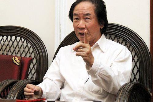 'Đua nhau làm sân bay làm gì, khi học sinh vẫn phải trèo đèo lội suối đi học?'
