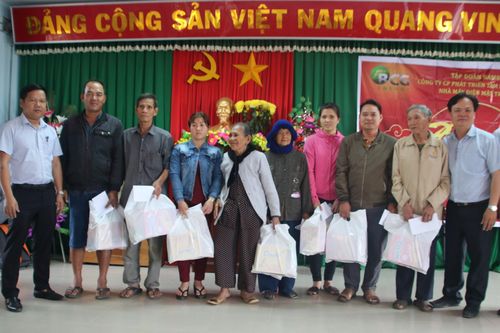 Trao 700 suất quà Tết cho gia đình chính sách ở Bình Định