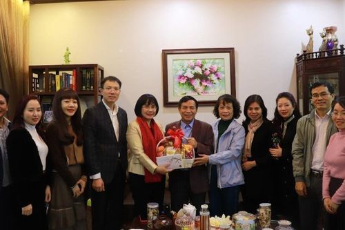 Lãnh đạo Bộ Tư pháp thăm hỏi cán bộ lão thành nhân dịp Tết Tân Sửu 2021