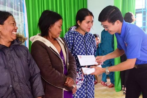 Rộn ràng Xuân tình nguyện ở vùng biên Quảng Nam