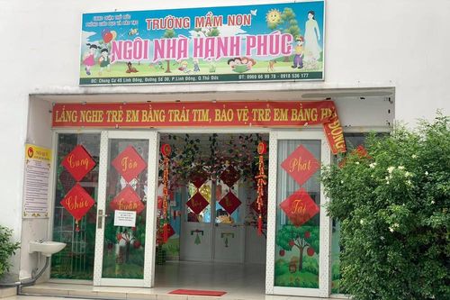 Phụ huynh tố trường cô lập con, bị cô giáo cho các bạn lêu lêu trước lớp
