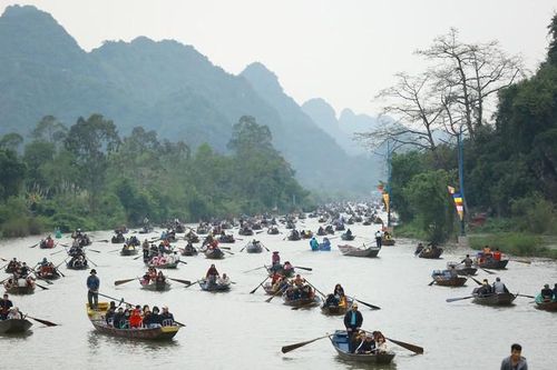 Khách về chùa Hương giảm 80%, vừa chuẩn bị lễ hội vừa nghe ngóng