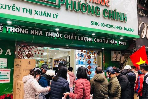 Dịch COVID-19 diễn biến phức tạp, người Hà Nội xếp hàng mua khẩu trang
