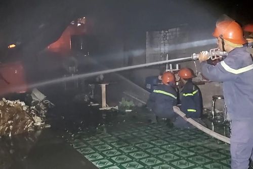 Cháy lớn tại xưởng sản xuất gối ở Tiền Giang