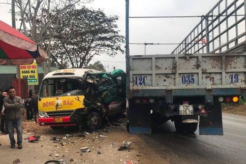 Xe buýt biến dạng sau khi va chạm với xe tải, nhiều hành khách bị thương