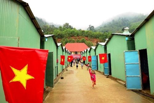 17 ngôi nhà mới được trao cho người dân vùng sạt lở Quảng Nam