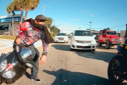 Mắng chửi nhóm biker nẹt pô, tài xế ô tô bị đánh hội đồng dã man