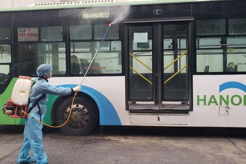 Hà Nội phun khử trùng bến xe, nhà chờ buýt nhanh phòng dịch Covid-19