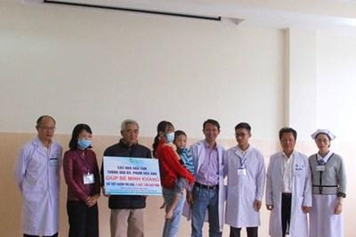 Bé trai bị người cha tâm thần chém nguy kịch được hỗ trợ 1,4 tỉ đồng