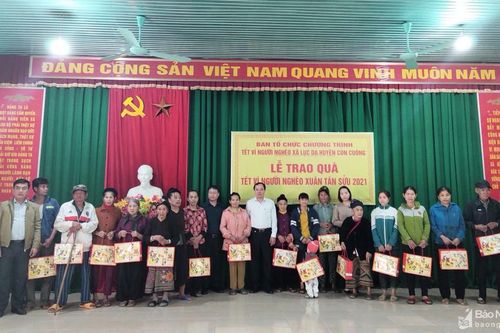 Ủy ban Kiểm tra Tỉnh ủy trao quà Tết cho người nghèo ở Con Cuông