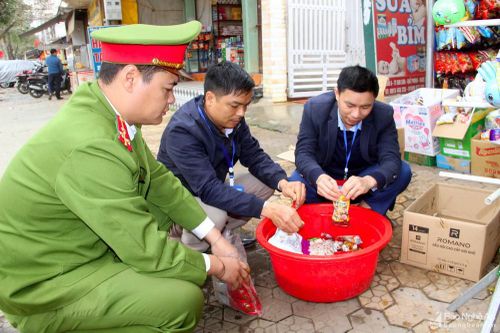 Hàng giả, hàng kém chất lượng tràn lan vùng miền núi Nghệ An dịp giáp Tết