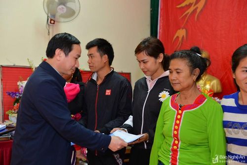 Báo Nghệ An và Tập đoàn TTH tặng quà Tết người nghèo xã Xiêng My