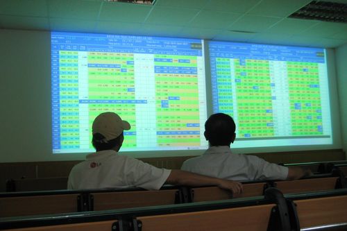 Nhà đầu tư hoảng loạn khiến VN-Index rơi kỷ lục hơn 70 điểm