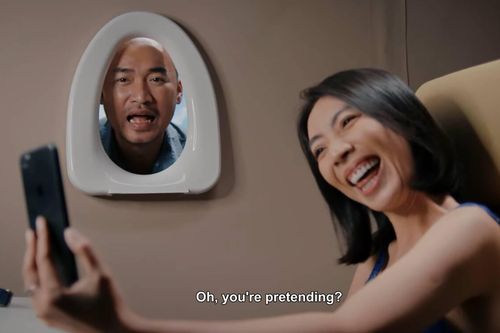 Thu Trang livestream bán hàng online, bị Tiến Luật bóc mẽ ngồi máy bay 'giả trân'