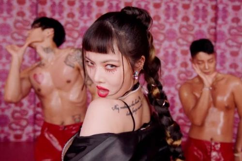 HyunA chính thức trở lại với I'm Not Cool: MV 'toàn múi' nhưng fan chỉ lo chuyện...dọn nhà đón Tết