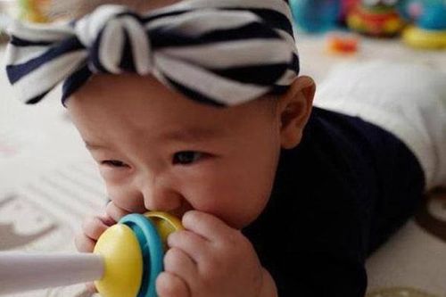 Trẻ hay ngậm đồ vật không phải là tật xấu, cha mẹ làm đúng cách con sẽ cực thông minh